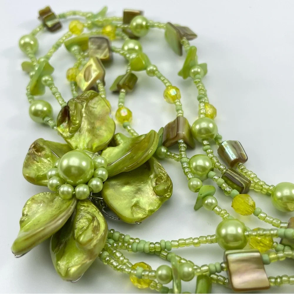 Beautiful Vintage Green Mother-of-Pearl Flower Statement Necklace Multi-Strand